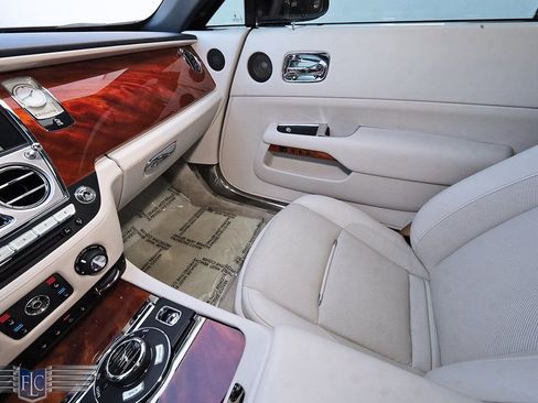 Used 2016 Rolls-Royce Dawn RWD image 22