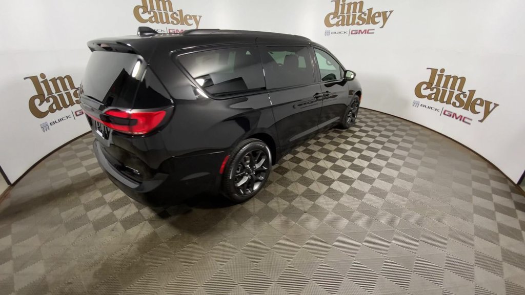 Used 2024 Chrysler Pacifica Limited w/ S Appearance Package AWD/4WD image 8