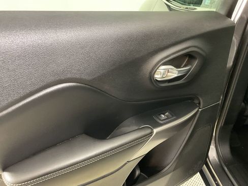 Used 2019 Jeep Cherokee Limited w/ Technology Group image 18