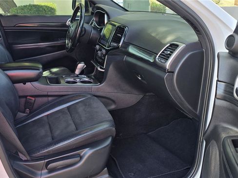 Used 2020 Jeep Grand Cherokee Altitude RWD image 13