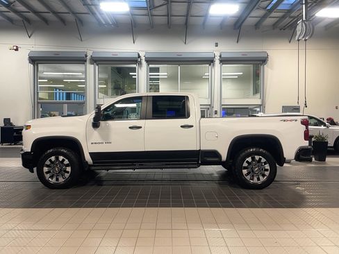 Used 2022 Chevrolet Silverado 2500 Custom w/ Custom Value Package image 4