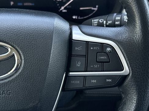 Used 2024 Toyota Sienna XLE FWD image 14