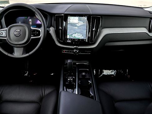 Used 2025 Volvo XC60 B5 Plus image 23