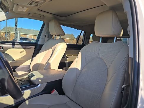 Used 2023 Toyota Highlander Limited FWD image 15