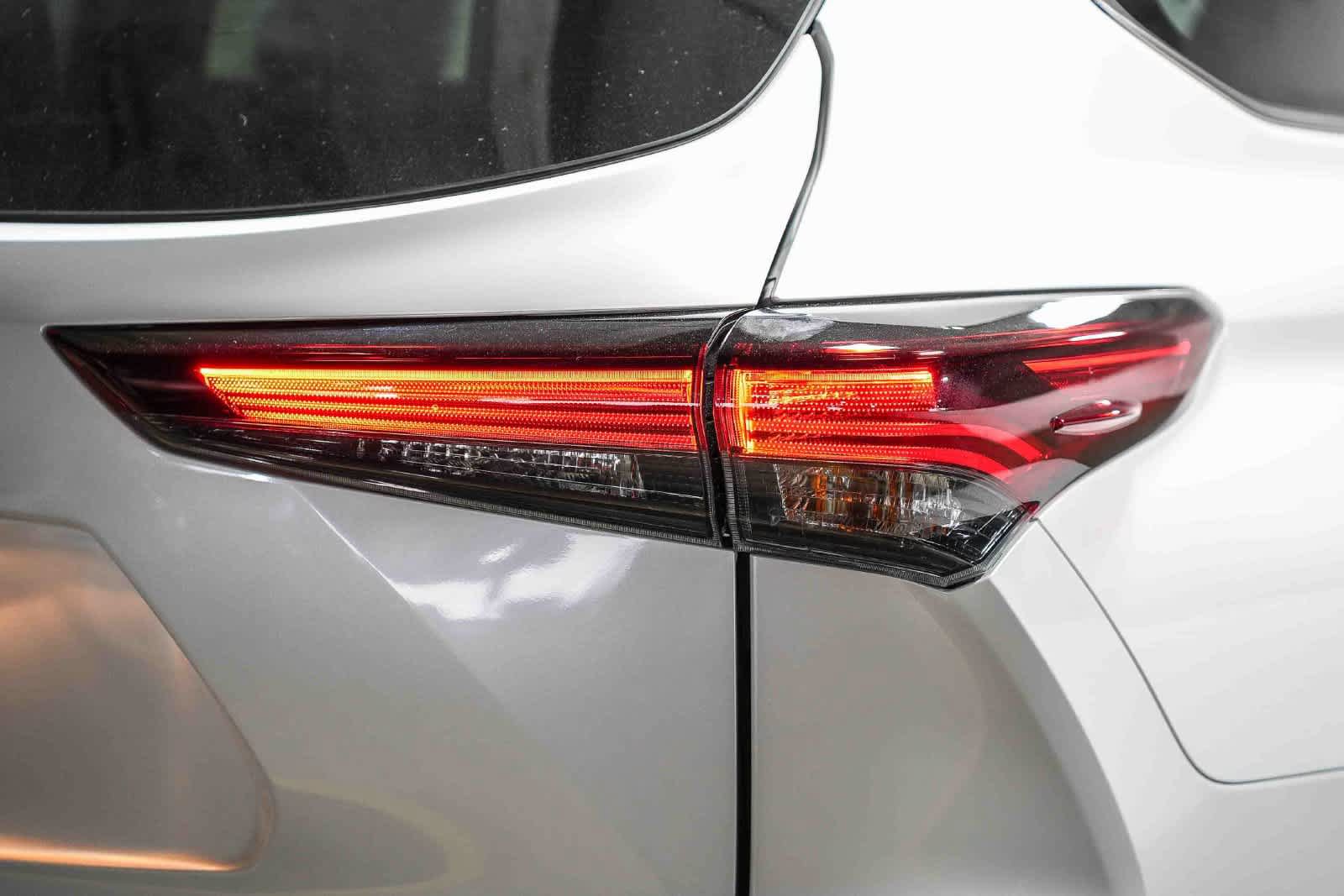 Used 2024 Toyota Highlander XLE FWD image 9