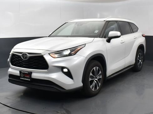 Used 2022 Toyota Highlander XLE image 3