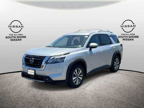 Used 2023 Nissan Pathfinder SL AWD/4WD image 2