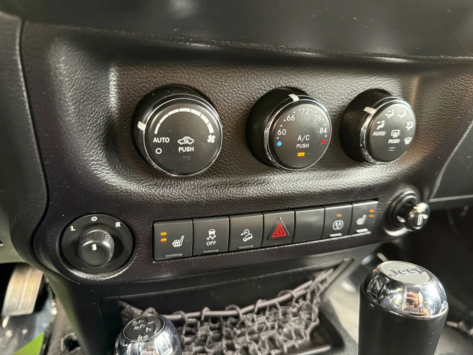 Used 2016 Jeep Wrangler Unlimited Rubicon AWD/4WD image 32