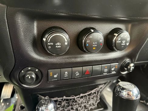 Used 2016 Jeep Wrangler Unlimited Rubicon AWD/4WD image 32