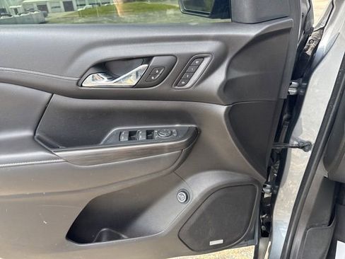 Used 2022 GMC Acadia SLT w/ Elevation Edition image 23