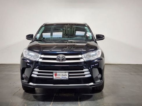 Used 2019 Toyota Highlander XLE image 3