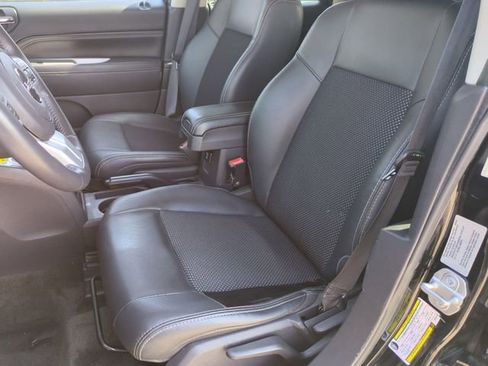 Used 2017 Jeep Compass Latitude FWD image 12