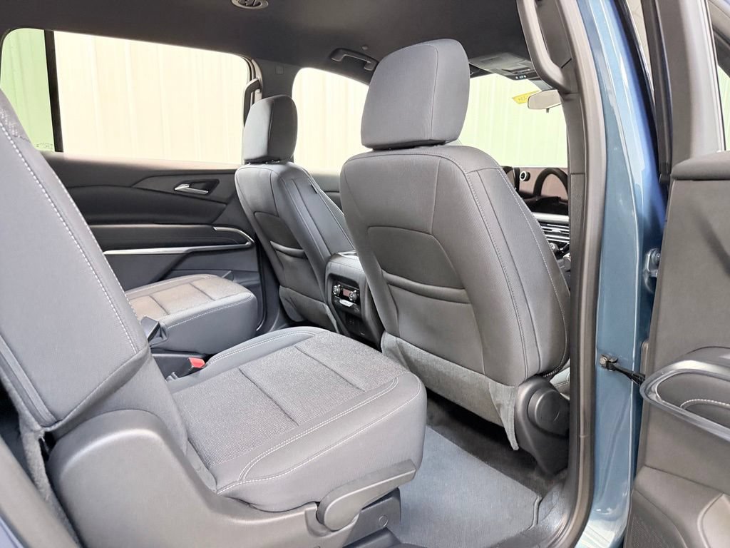 Used 2025 Chevrolet Traverse LT FWD image 36