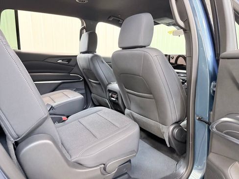 Used 2025 Chevrolet Traverse LT FWD image 36