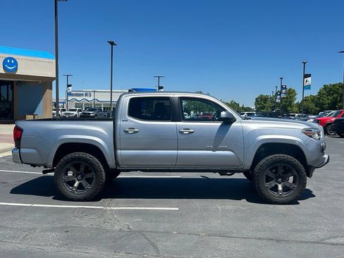 Used 2018 Toyota Tacoma SR5 AWD/4WD image 2