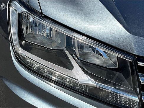 Used 2021 Volkswagen Tiguan SE image 29