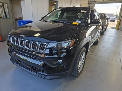 Used 2023 Jeep Compass Latitude w/ Sun and Sound Group AWD/4WD image 2