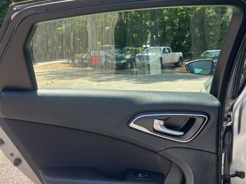 Used 2015 Chrysler 200 Limited FWD image 18