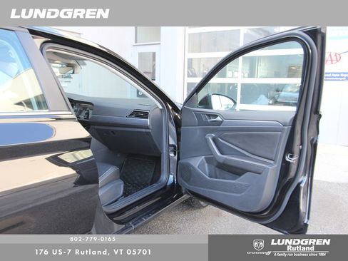 Used 2023 Volkswagen Jetta SE w/ Panoramic Sunroof Package image 8