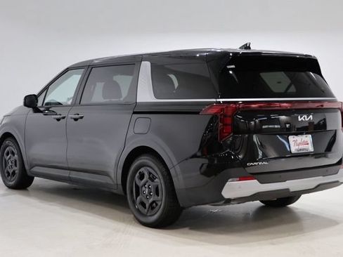 Used 2025 Kia Carnival FWD image 6