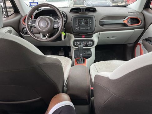 Used 2015 Jeep Renegade Latitude FWD image 10