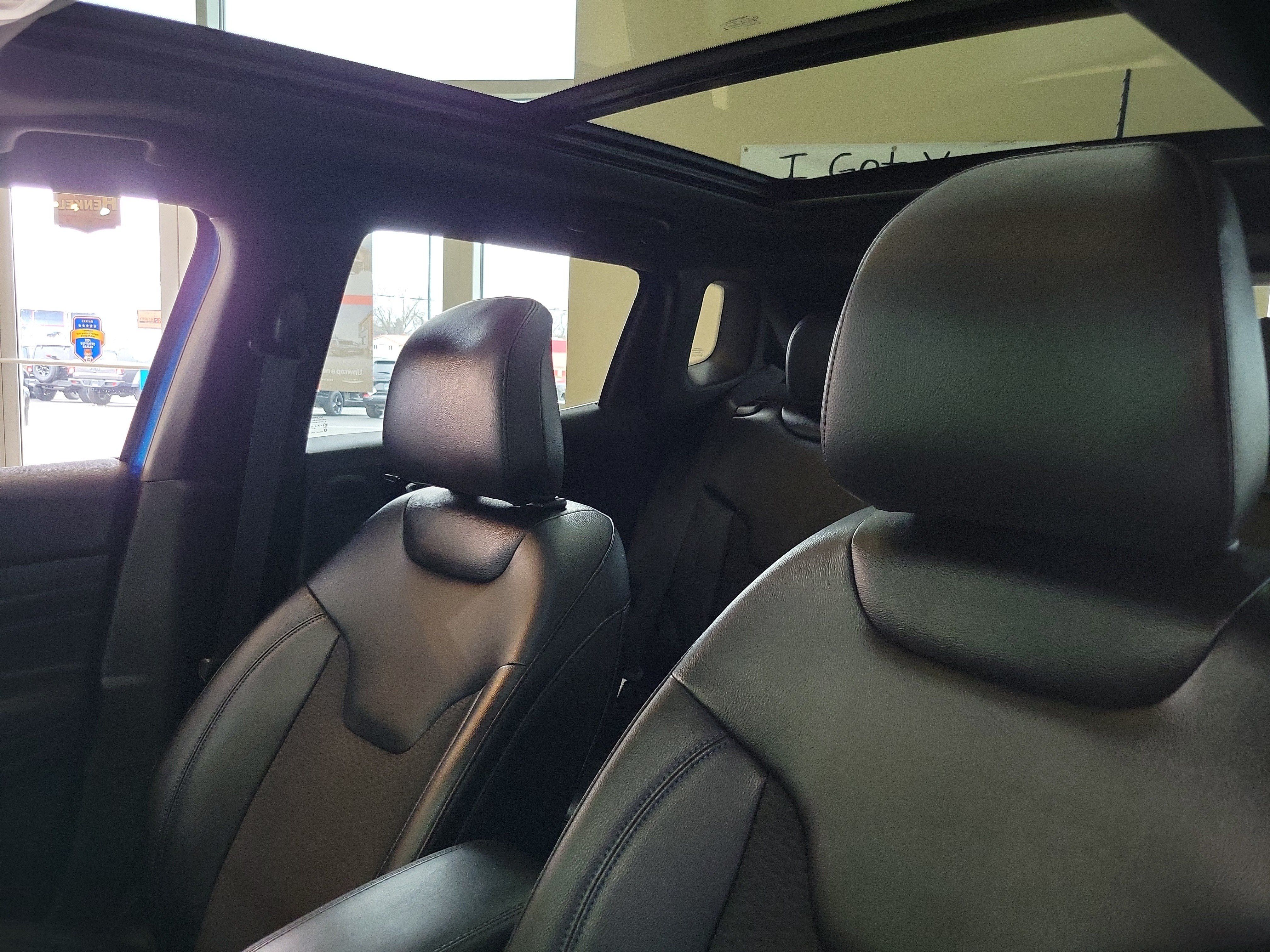 Used 2025 Jeep Compass Latitude w/ Sun & Sound Group AWD/4WD image 10