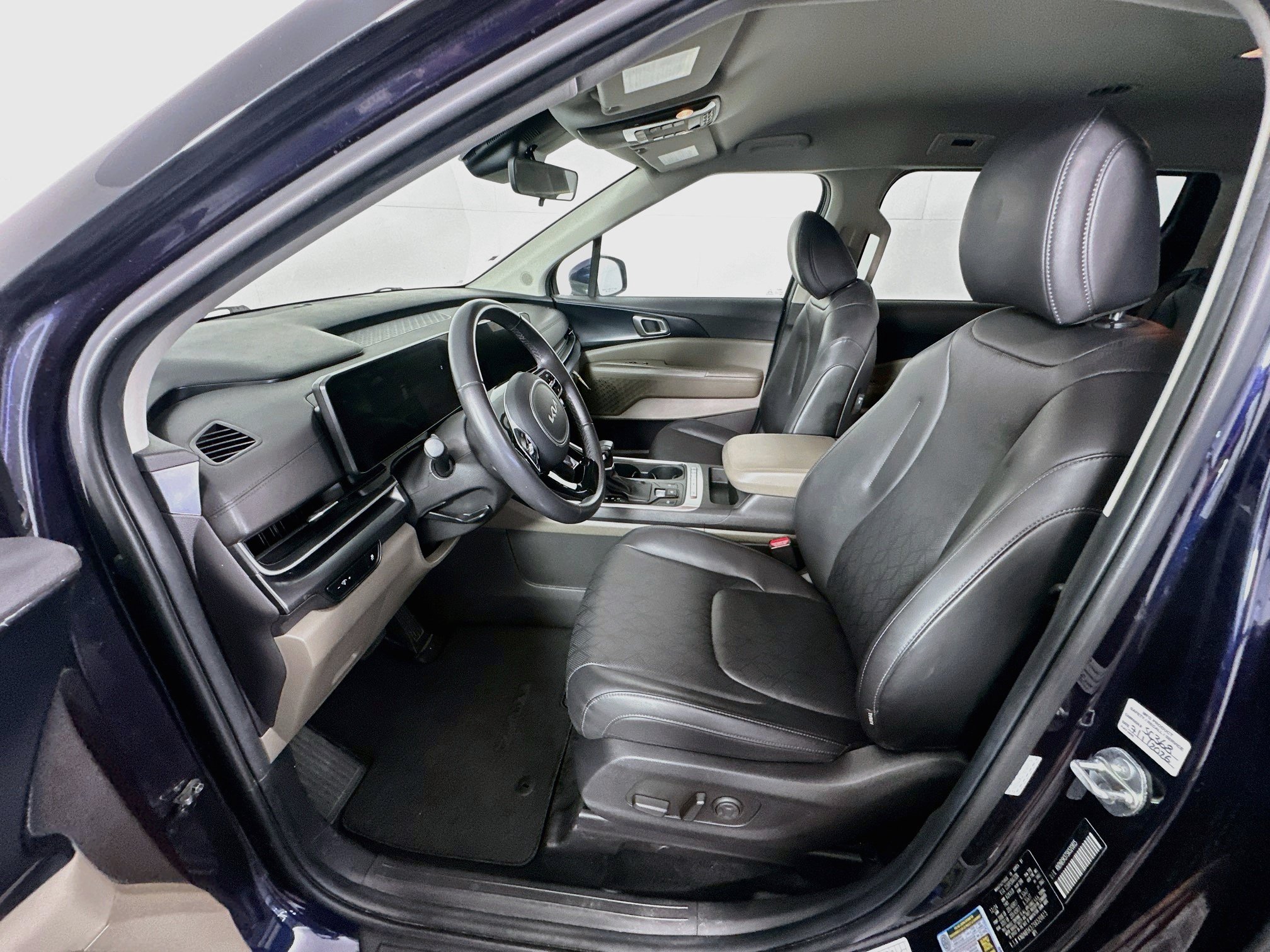 Used 2025 Kia Carnival FWD image 13