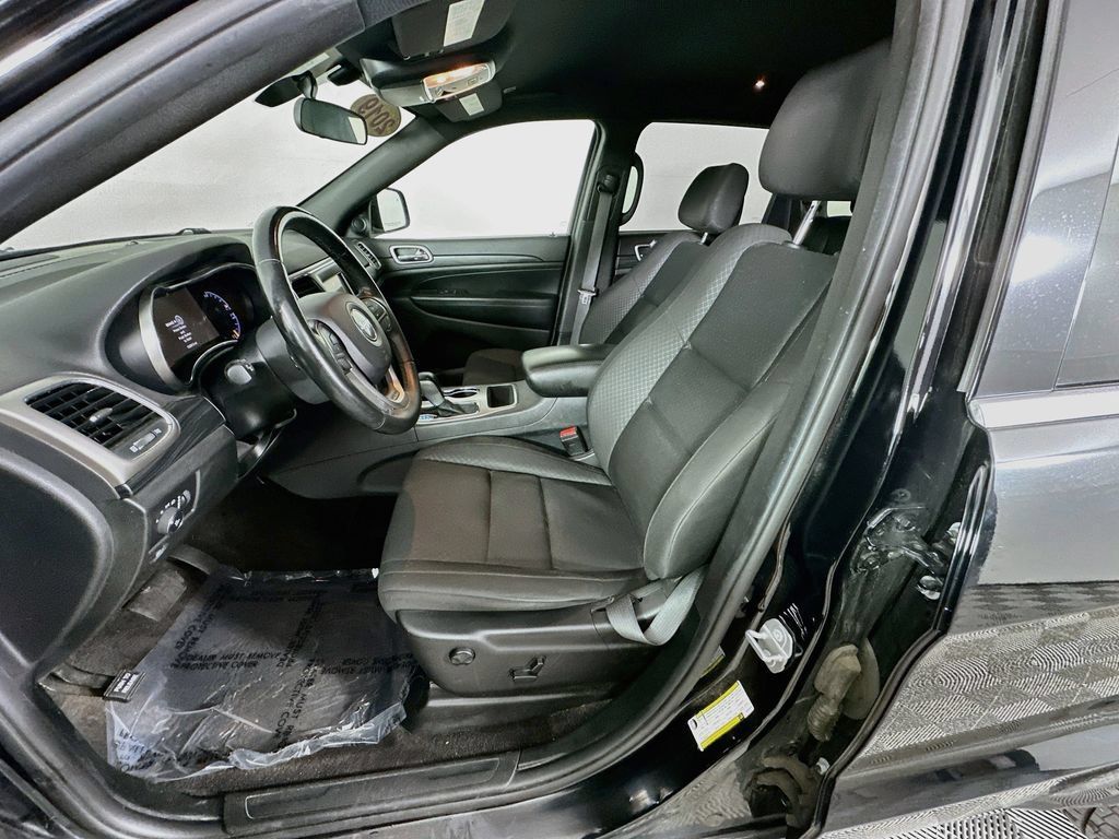 Used 2019 Jeep Grand Cherokee Laredo w/ Security & Convenience Group AWD/4WD image 28