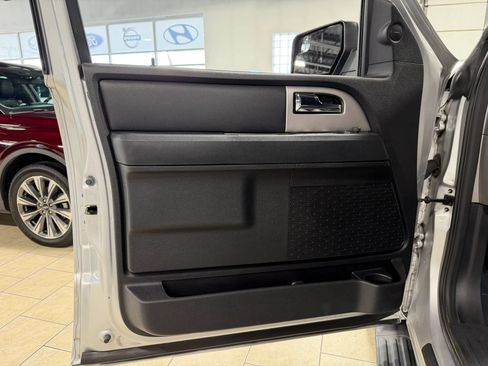 Used 2017 Ford Expedition XLT w/ Equipment Group 202A AWD/4WD image 33