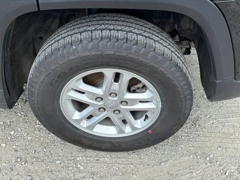 Used 2024 Jeep Grand Cherokee Laredo AWD/4WD image 22