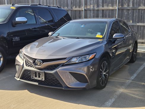Used 2018 Toyota Camry SE w/ Convenience Package FWD image 1