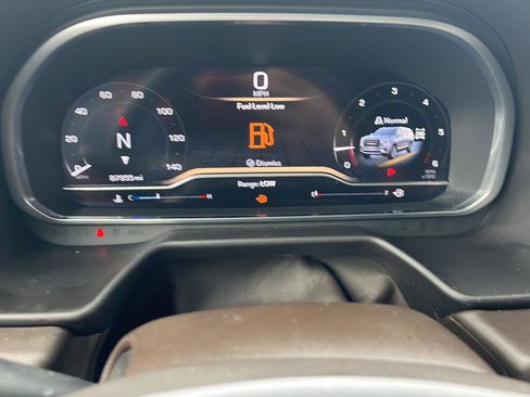 Used 2023 GMC Yukon XL SLT w/ SLT Luxury Package image 9