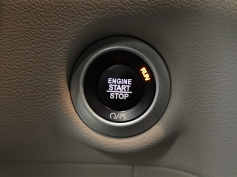 Used 2019 Chrysler Pacifica Touring-L image 25