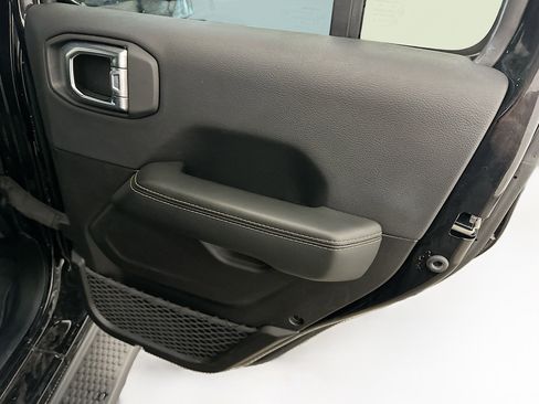 Used 2025 Jeep Wrangler Unlimited Sahara AWD/4WD image 30