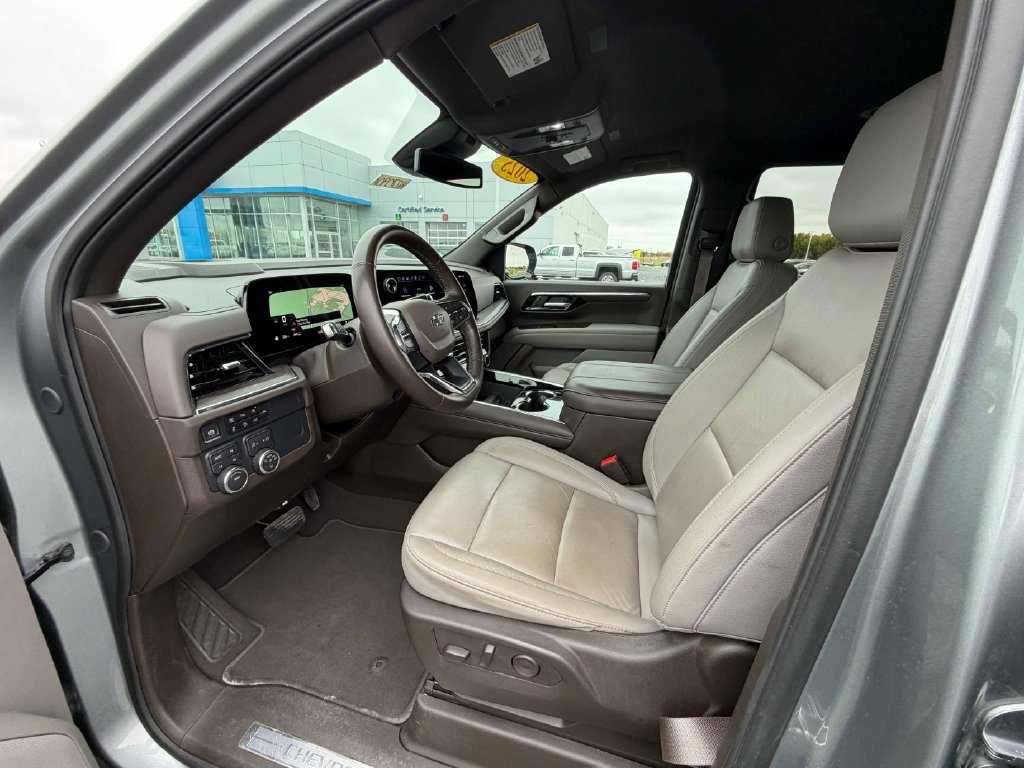 Used 2025 Chevrolet Tahoe Z71 w/ Comfort Package AWD/4WD image 17