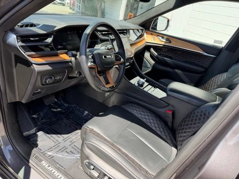 Used 2025 Jeep Grand Cherokee L Summit AWD/4WD image 2