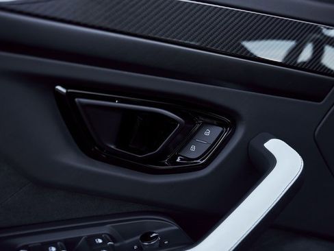 Used 2025 Lamborghini Urus SE image 34