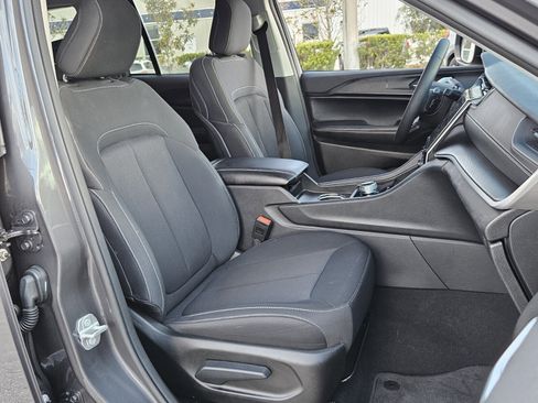 Used 2024 Jeep Grand Cherokee Laredo X image 20