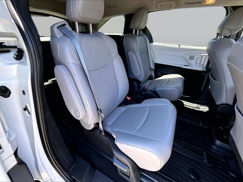 Used 2025 Toyota Sienna XLE AWD/4WD image 19