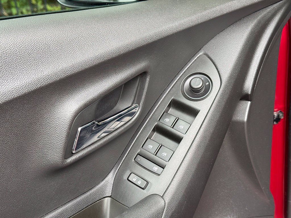 Used 2020 Chevrolet Trax LT w/ Driver Confidence Package FWD image 22