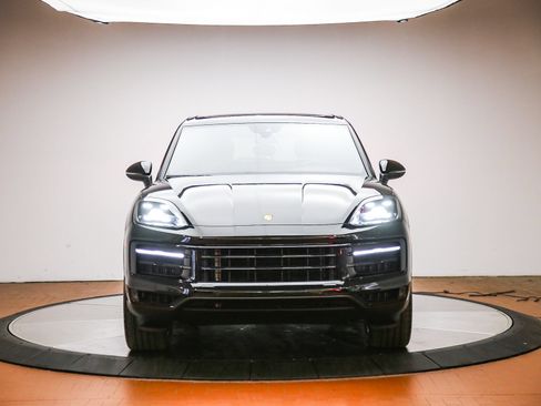 Certified 2024 Porsche Cayenne AWD/4WD image 10