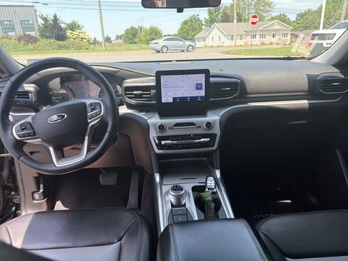 Used 2022 Ford Explorer XLT w/ Equipment Group 202A AWD/4WD image 15