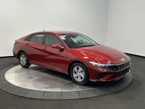 Certified 2024 Hyundai Elantra SE FWD image 2