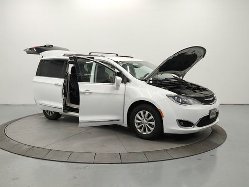 Used 2019 Chrysler Pacifica Touring-L FWD image 10