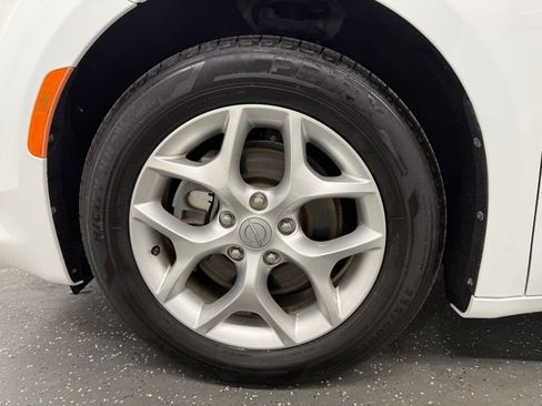 Used 2020 Chrysler Pacifica Limited FWD image 18