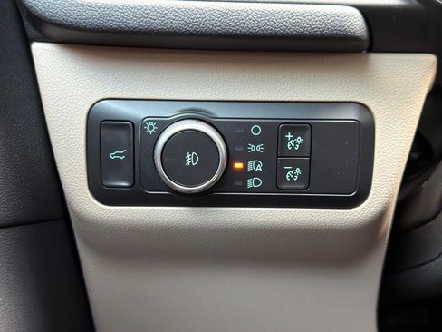 Used 2020 Ford Escape Titanium image 23