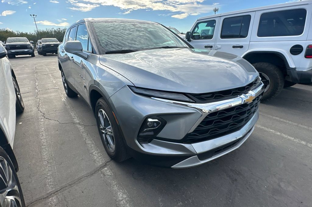 Used 2025 Chevrolet Blazer LT AWD/4WD image 2
