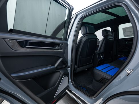 New 2025 Porsche Cayenne GTS image 21