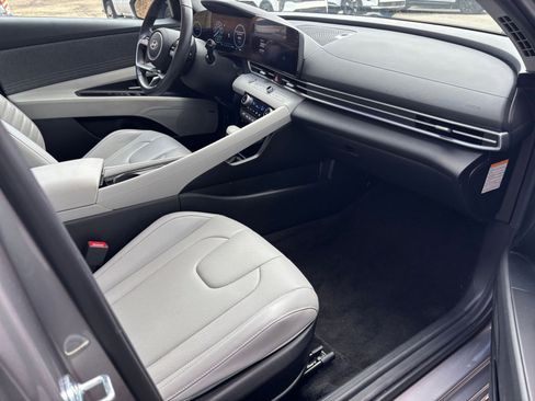 Used 2025 Hyundai Elantra Limited image 25