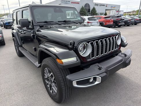 Used 2026 Jeep Wrangler Unlimited Sahara AWD/4WD image 3
